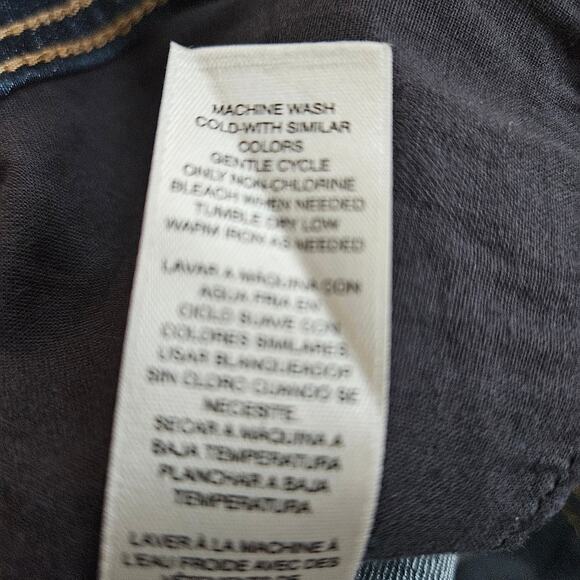 Women's NWT Chico's Short 1.5 Jeans - Picture 5 of 10